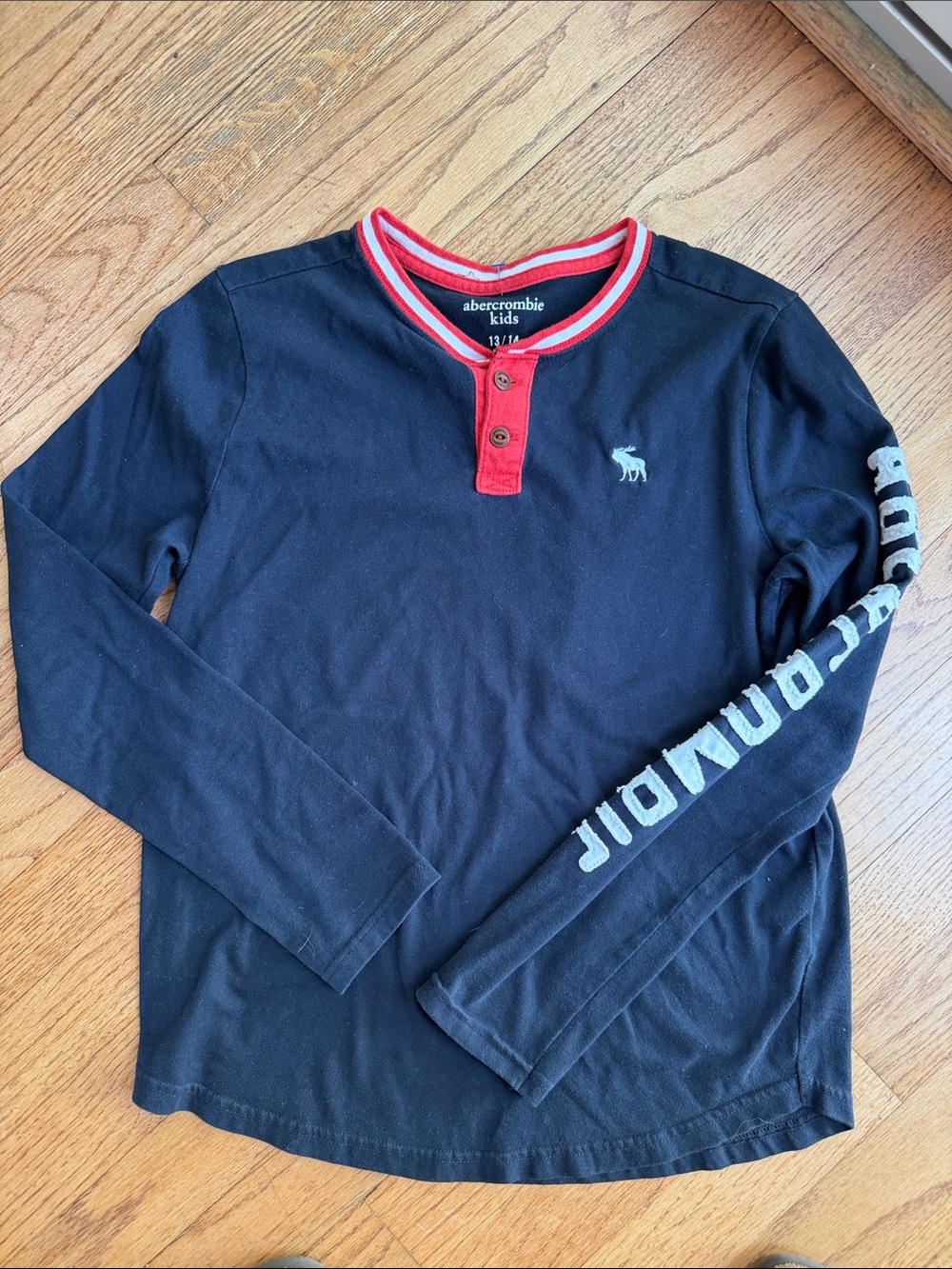 abercrombie kids Navy Long-Sleeve Navy Henley with Red Trim - size 13/14 (large)